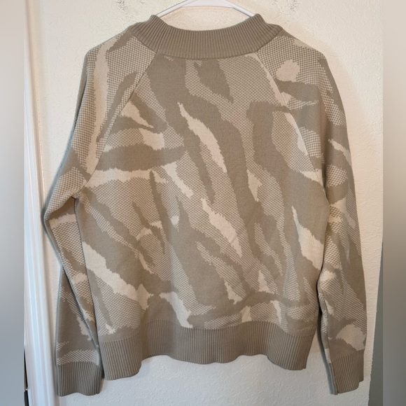 Athleta Jacquard Crew Sweater Wool Blend Abstract Animal Cream Womens Size Small - Picture 7 of 8
